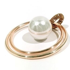 Elegant Gold and White Pearl Bracelet